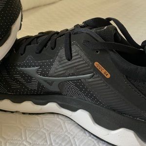 NWT Mizzuno running shoes Wave Horizon 4